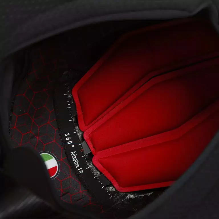 EXCLUSIVE INTERIOR AND 360¡ã ADAPTIVE FIT SYSTEM