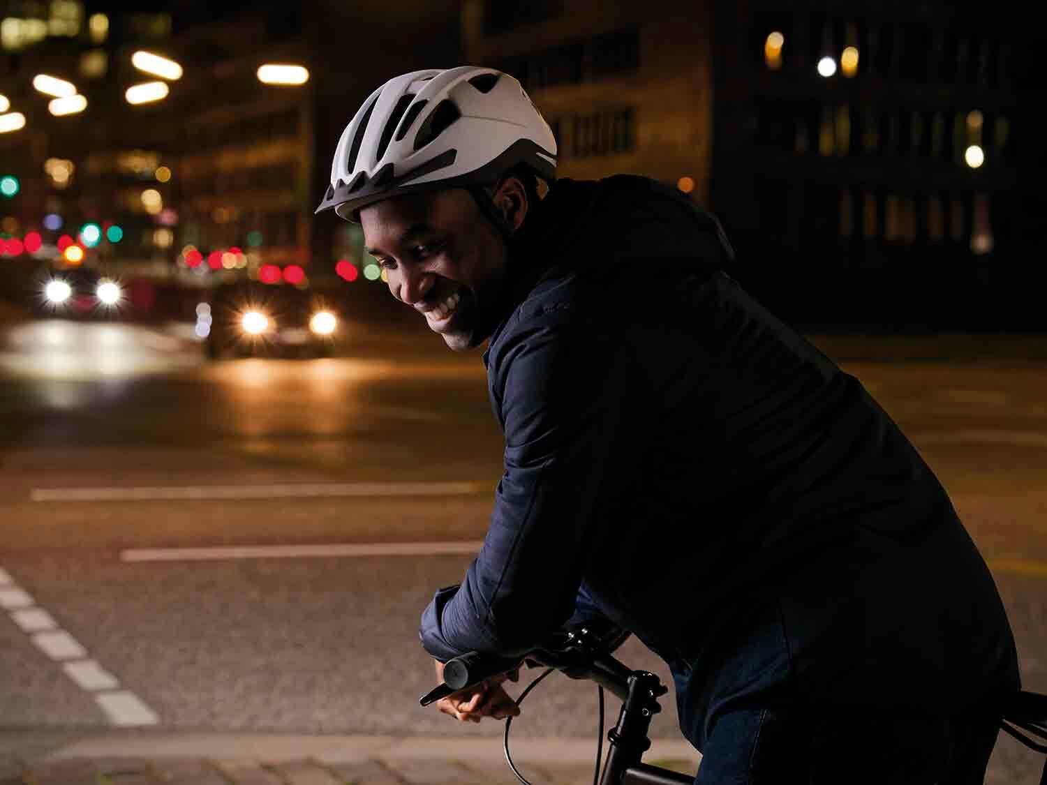 Casco de ciclismo unisex con luz trasera blanco mate