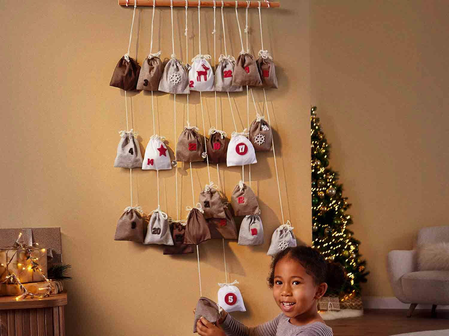 Calendario de adviento tubo de madera con bolsitas