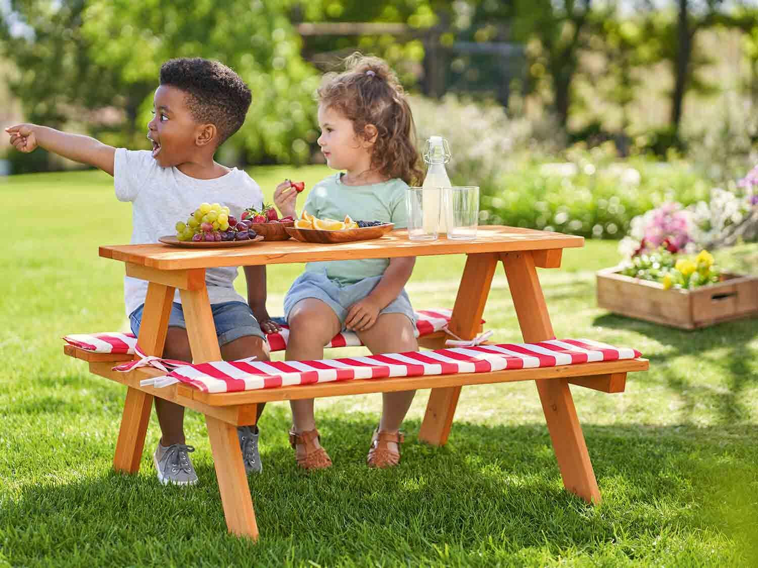 Mesita infantil con bancos