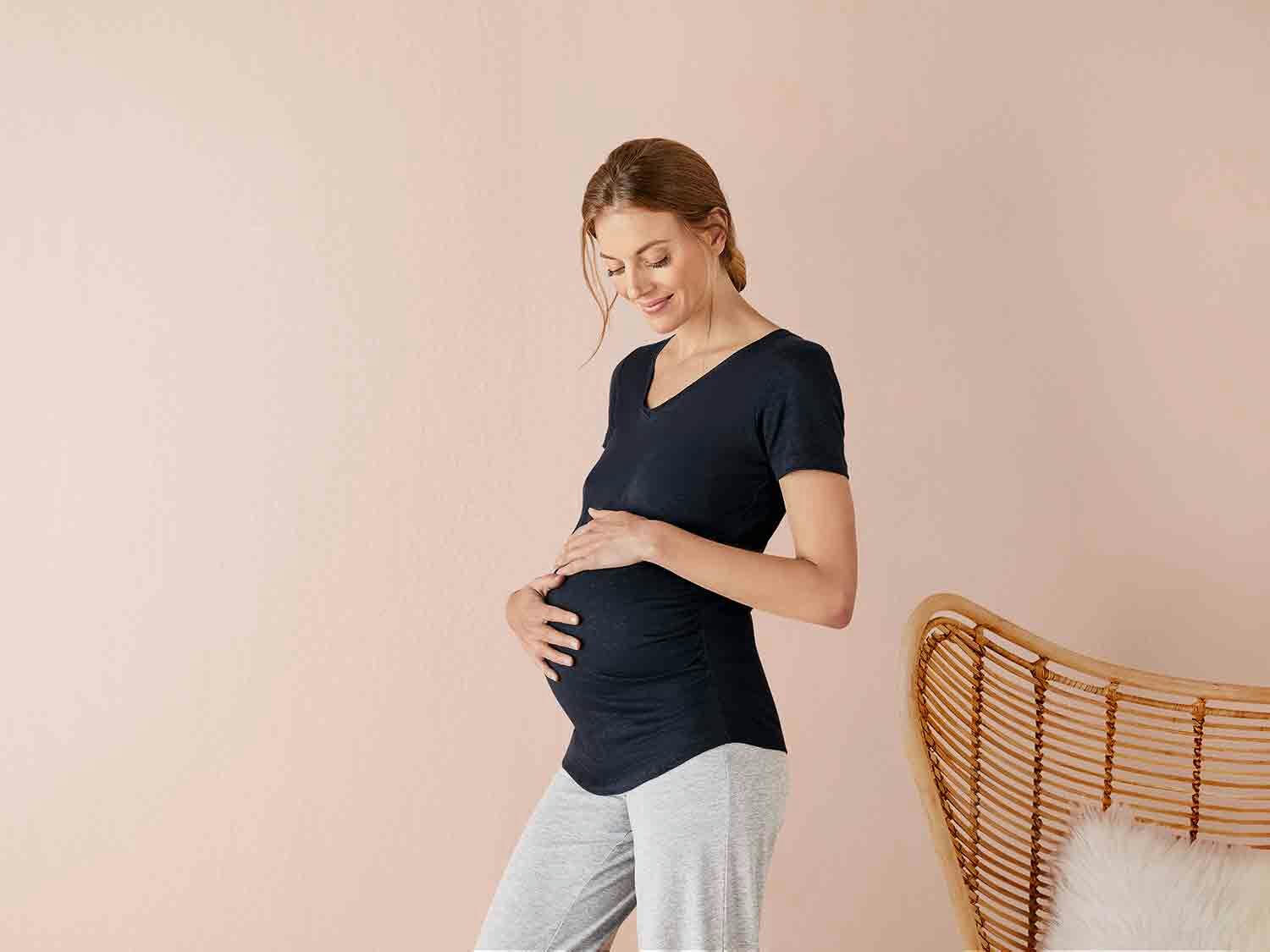 Camiseta con cuello de pico premamá