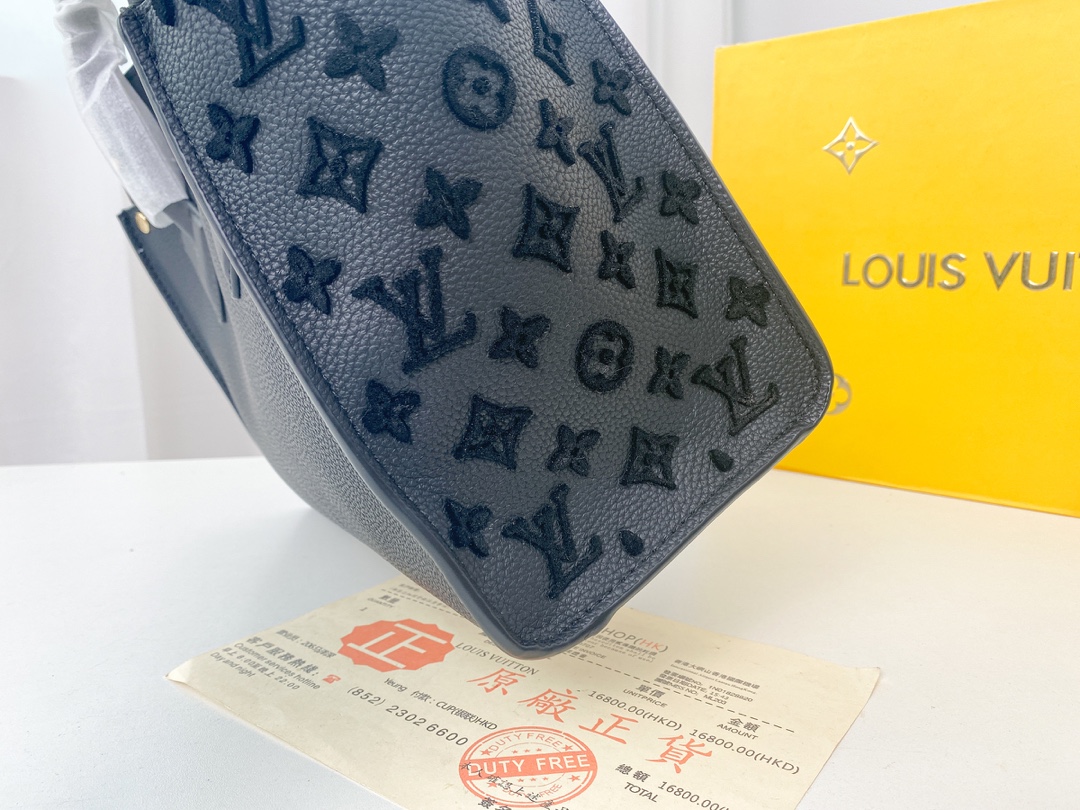 Louis Vuitton ON MY SIDE M53824