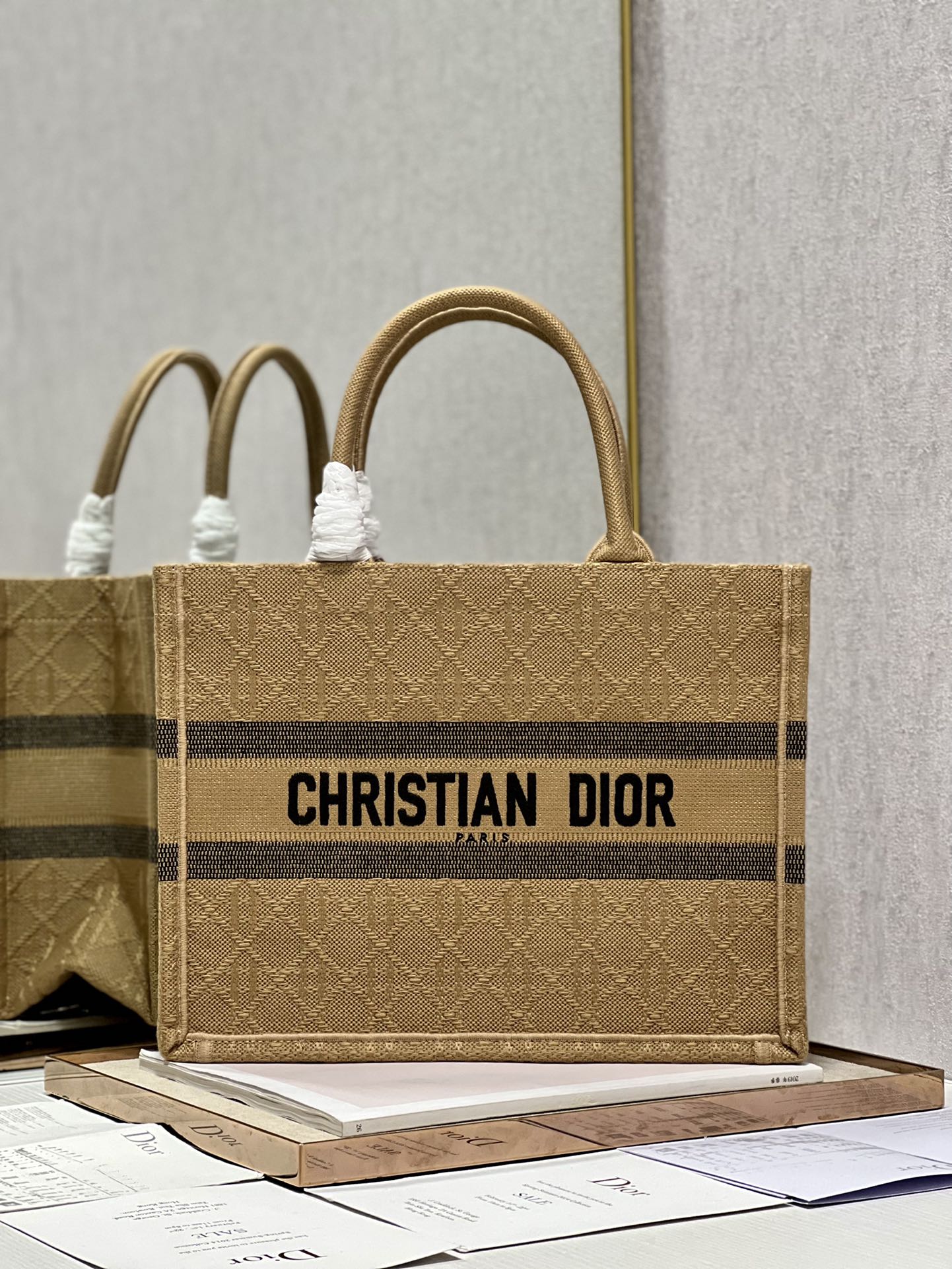 Dior Book Tote カナージュ ラフィア Bag Medium Dior Book Tote カナージュ ラフィア Bag Medium (Dior/トート