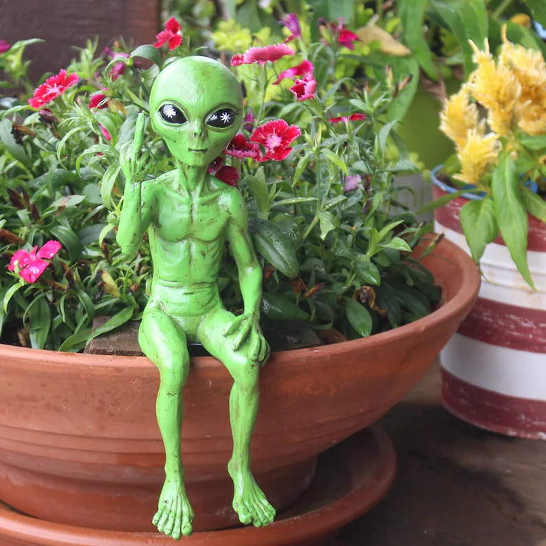 Hippie and Stoner Alien Invasion Couple Statues