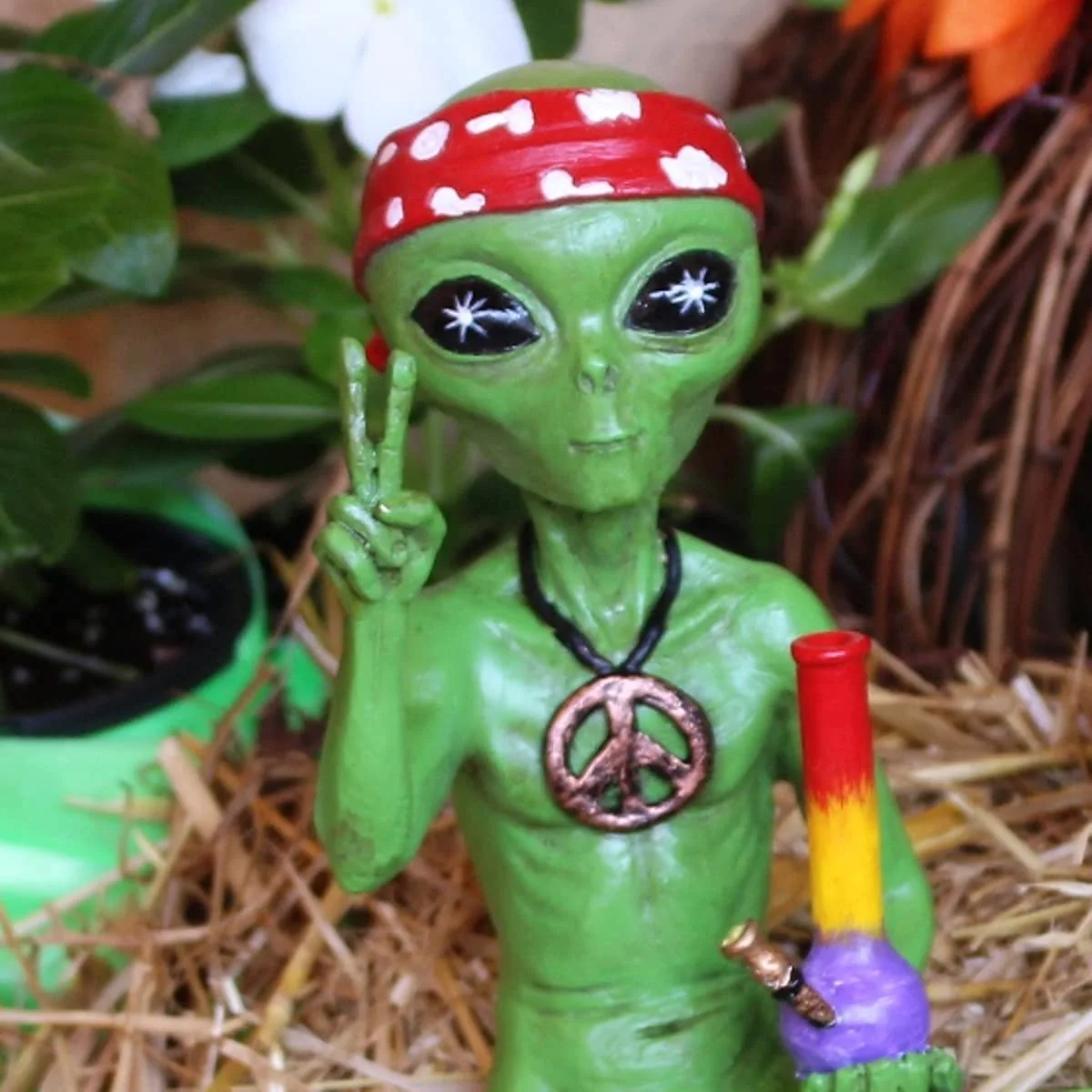Hippie and Stoner Alien Invasion Couple Statues