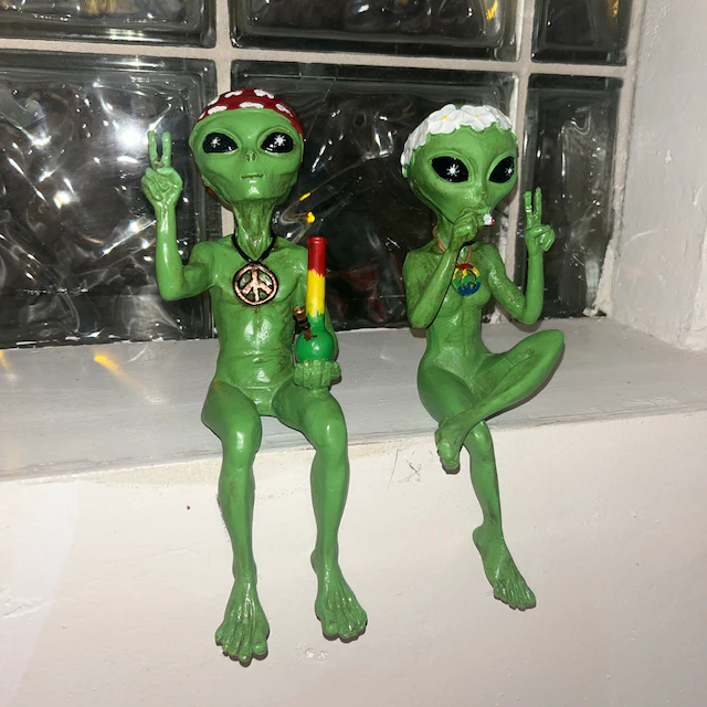 Hippie and Stoner Alien Invasion Couple Statues
