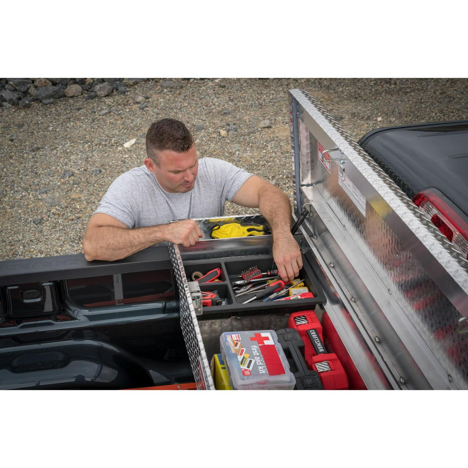 CRAFTSMAN 71.3-in x 19.5-in x 17.2-in Silver Aluminum Crossover Truck Tool Box