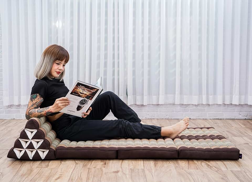 Leewadee 3-Fold Mat XXL with Triangle Cushion – Firm TV Pillow, Foldable Mattress with Cushion Made of Kapok, 67 x 31 inches, Brown