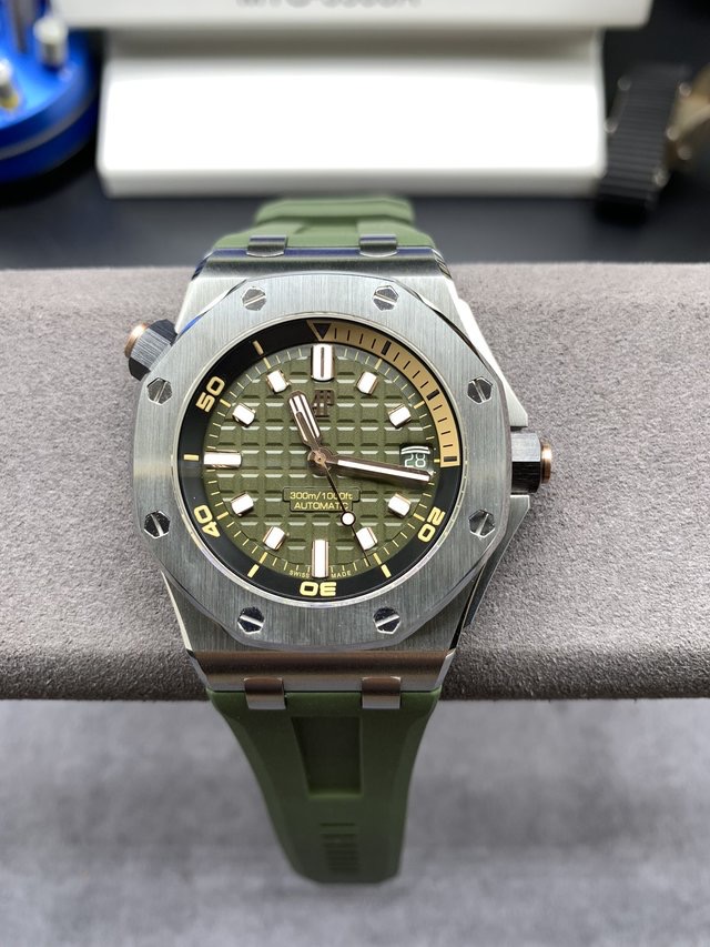 Audemars Piguet Royal Oak Offshore Diver 42mm Stainless Steel Green Dial 15720ST.OO.A052CA.01