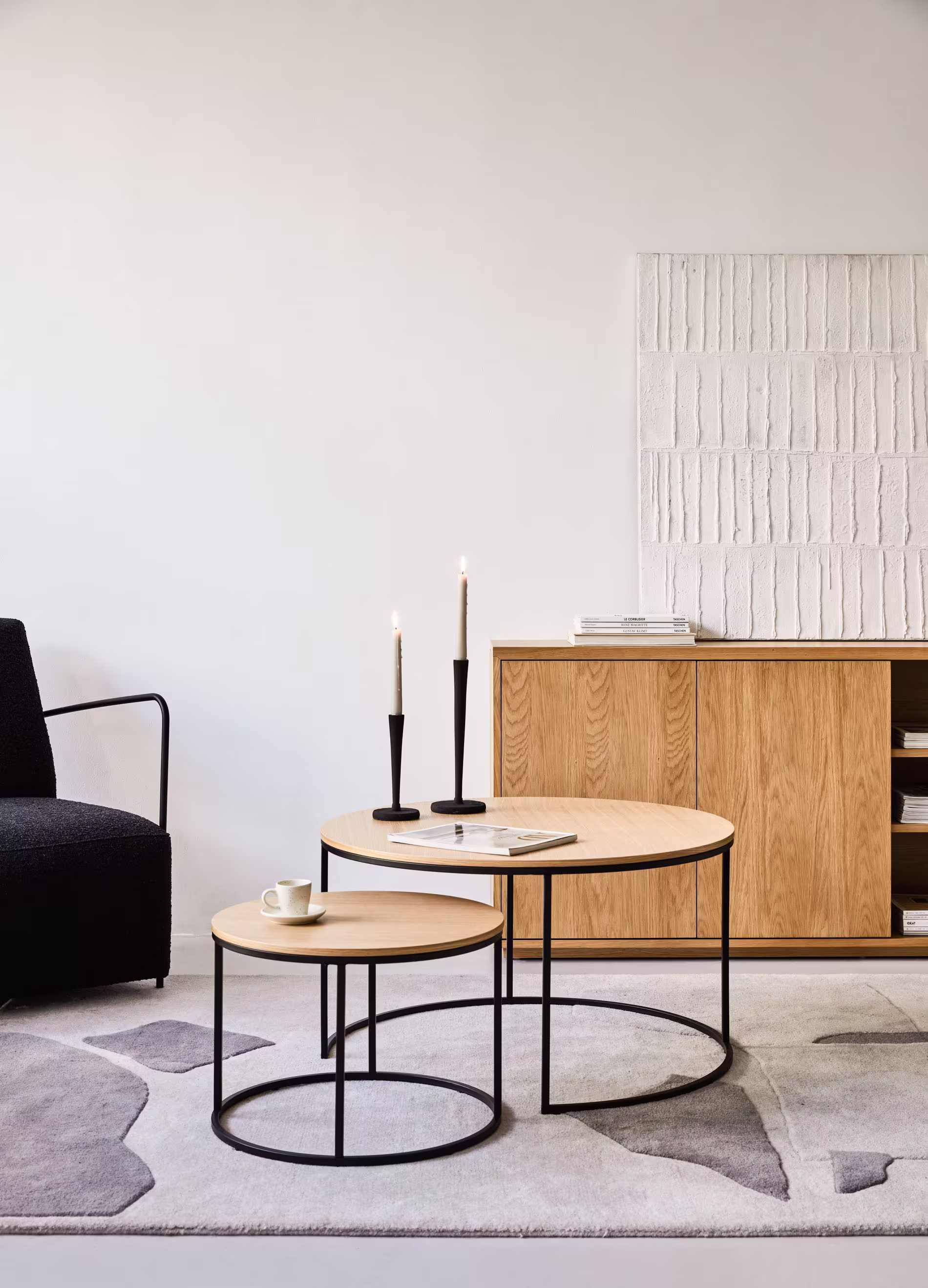 Set Yoana 2 mesas auxiliares nido de chapa de roble y metal pintado negro Ø 80 cm/Ø 50 cm