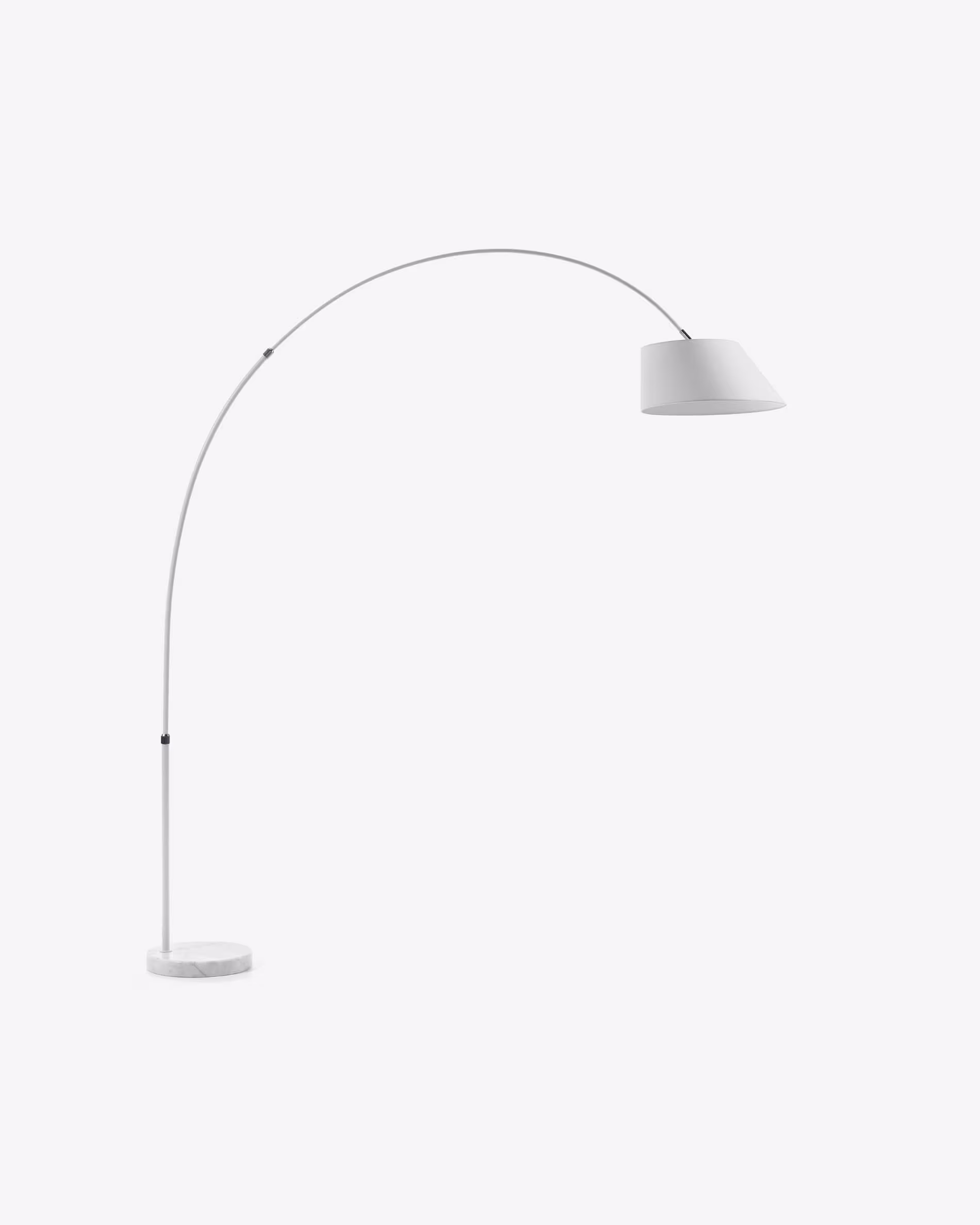 Lámpara de pie May de acero con base de mármol blanco