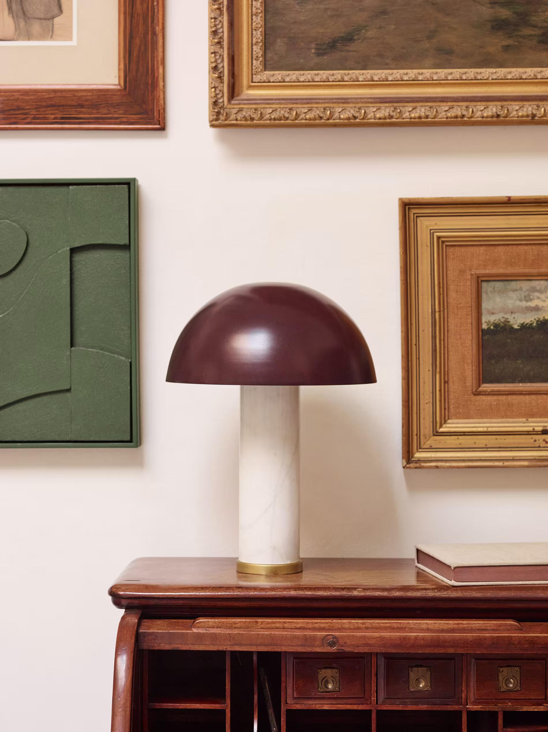 Lámpara de mesa Zorione de mármol blanco y metal con acabado pintado marrón