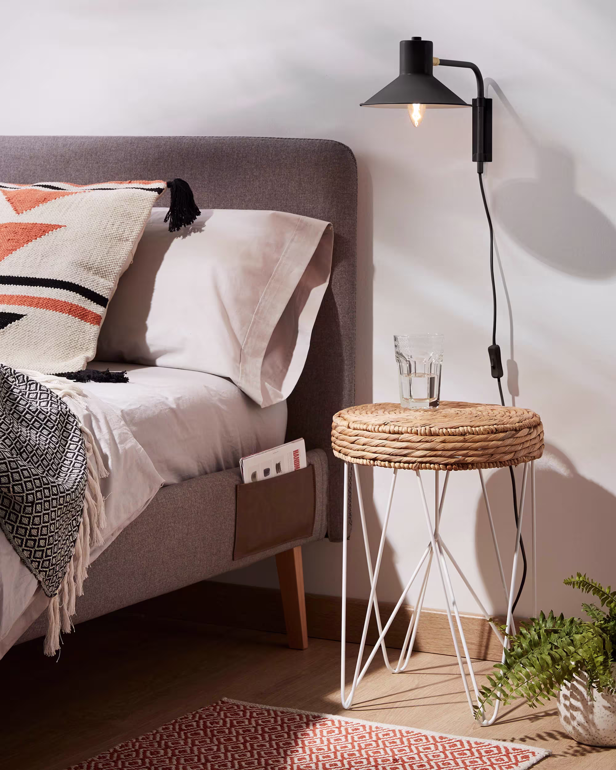 Aplique pequeño Aria de acero con acabado negro