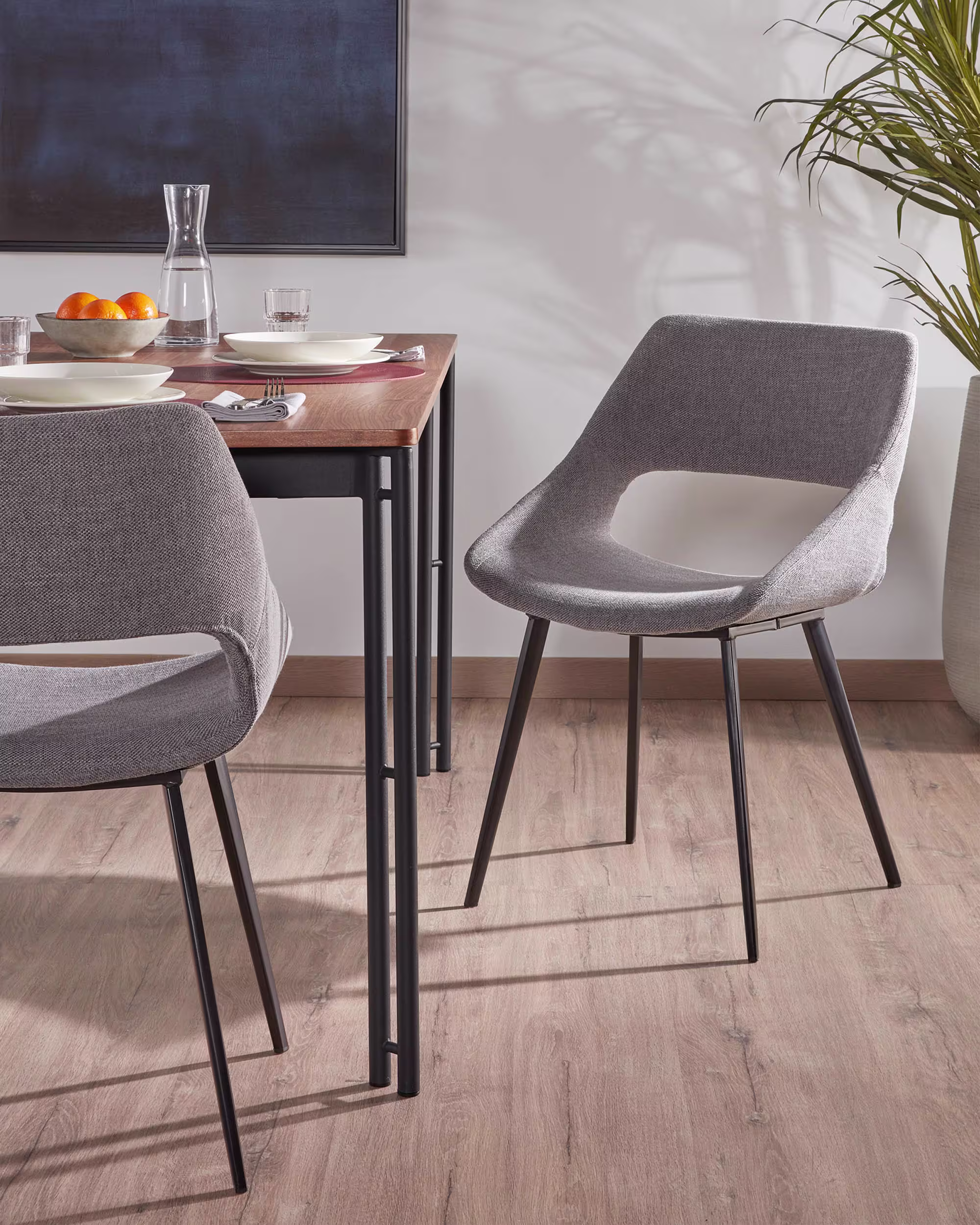 Silla Hest gris claro y patas de acero con acabado negro