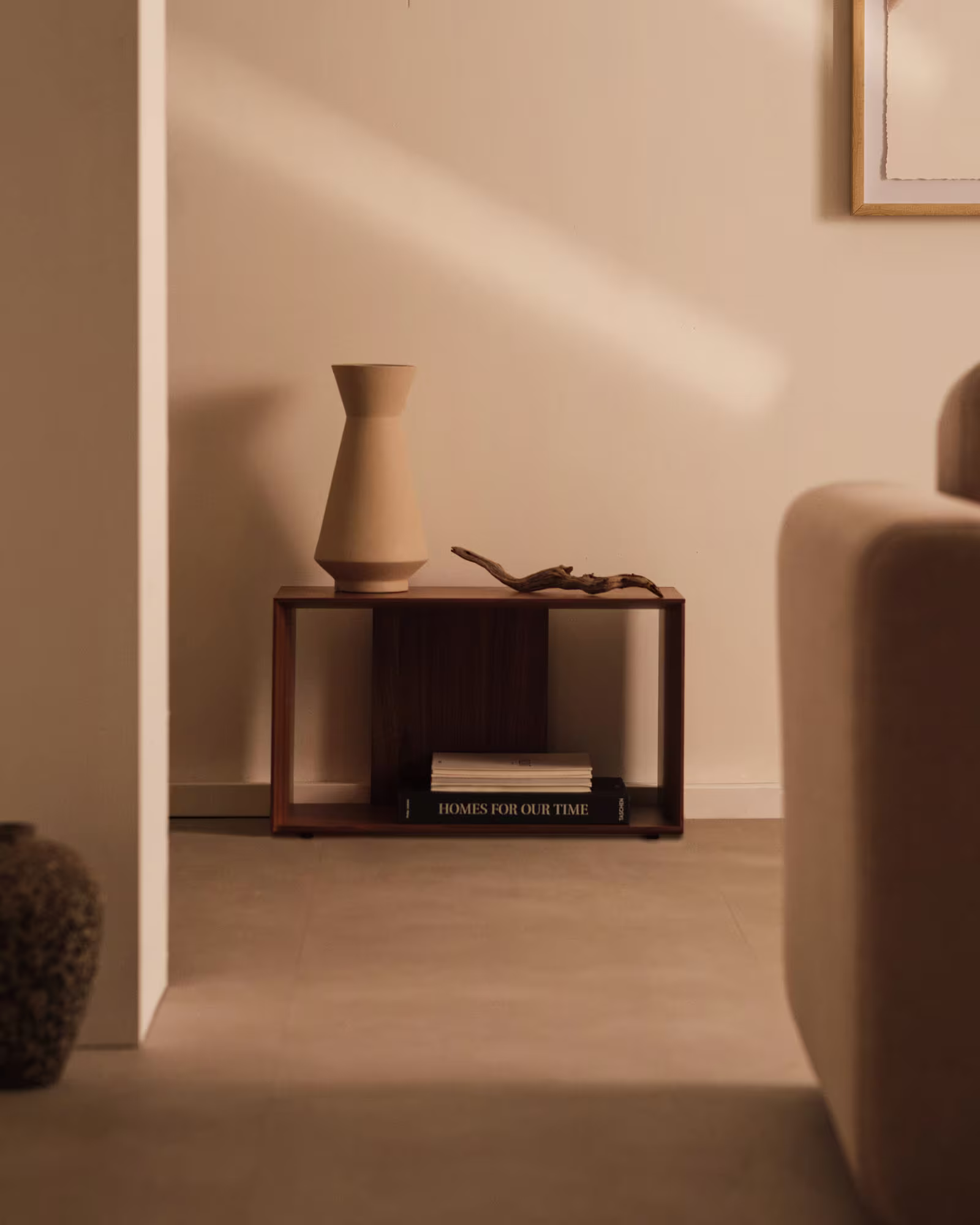 Módulo estantería mediano Litto de chapa de nogal 67 x 38 cm