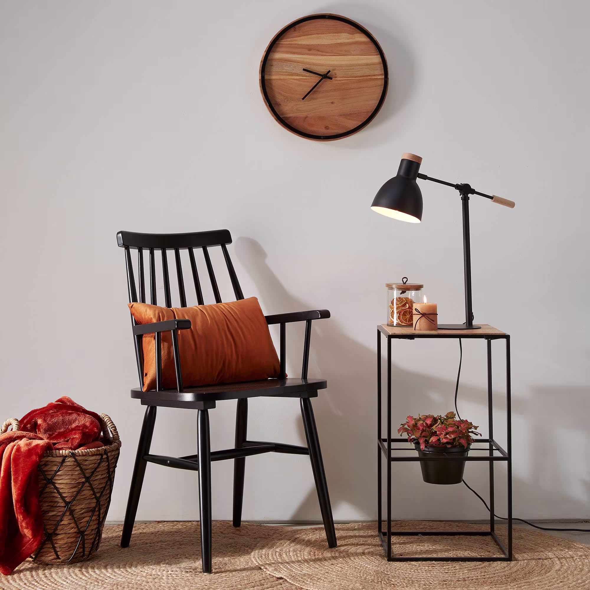 Silla con brazos Tressia DM y madera maciza de caucho lacado negro