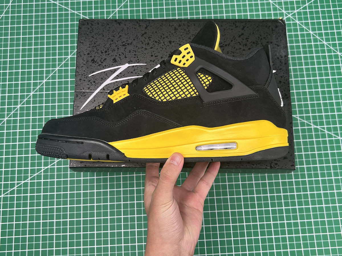 Air Jordan 4 Retro ‘Thunder’ 2023 Quality Reps