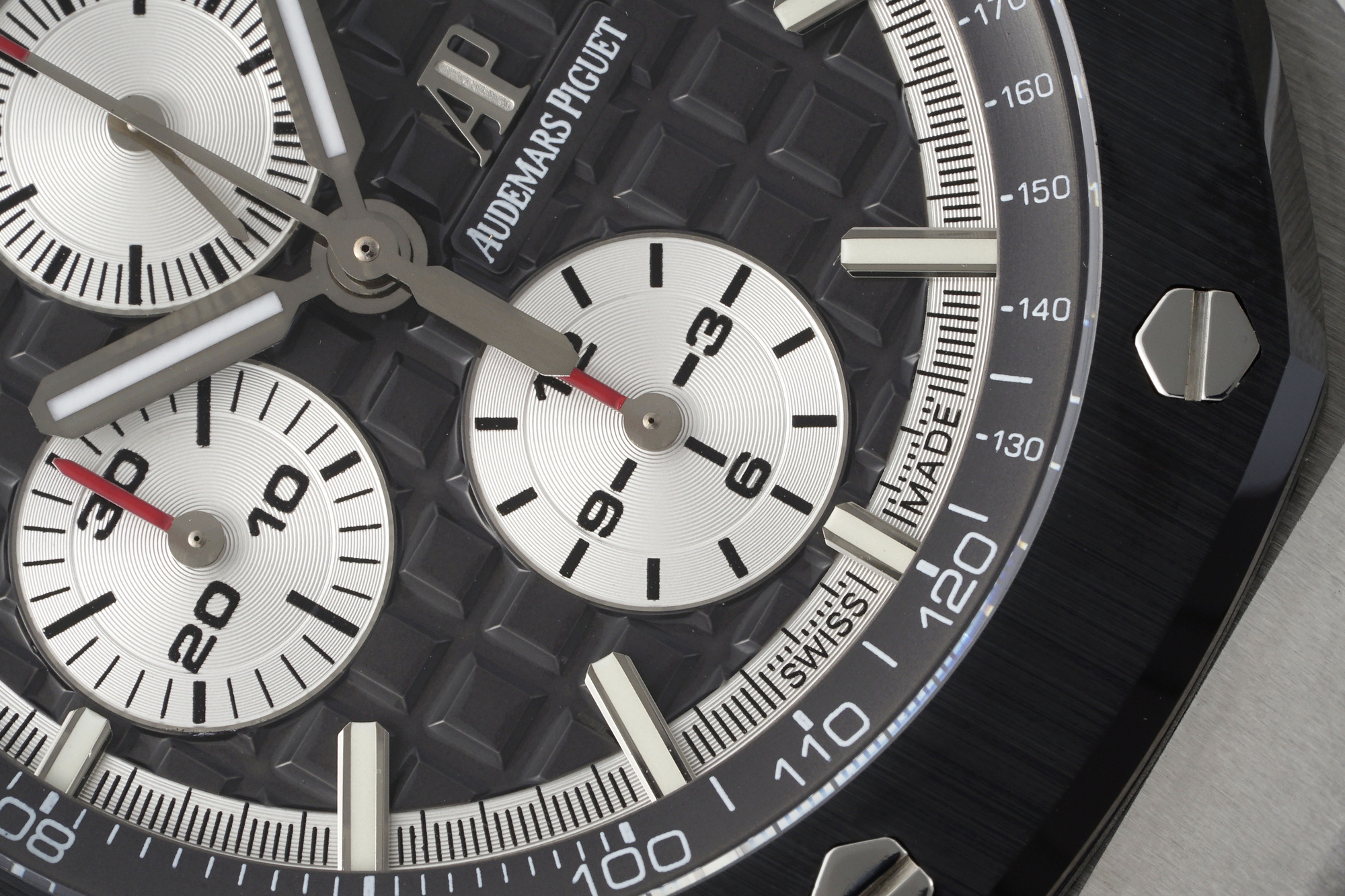 Royal Oak Offshore 44 mm, Grey Ref. 26400IO.OO.A004CA.01