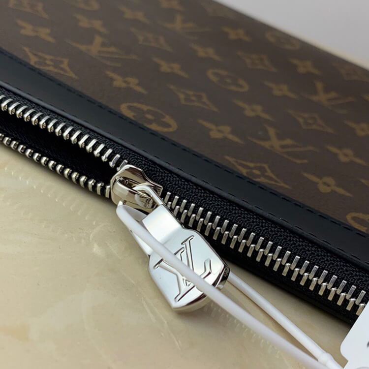 Louis Vuitton Pochette Discovery GM