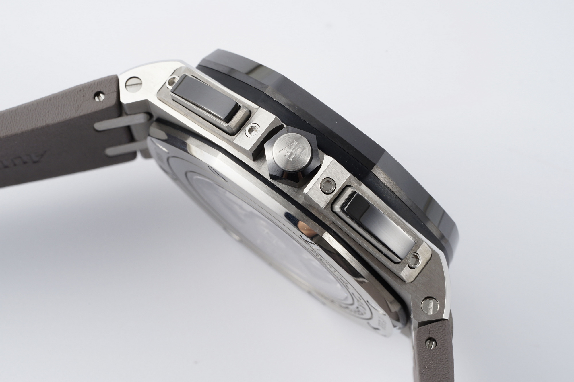 Royal Oak Offshore 44 mm, Grey Ref. 26400IO.OO.A004CA.01