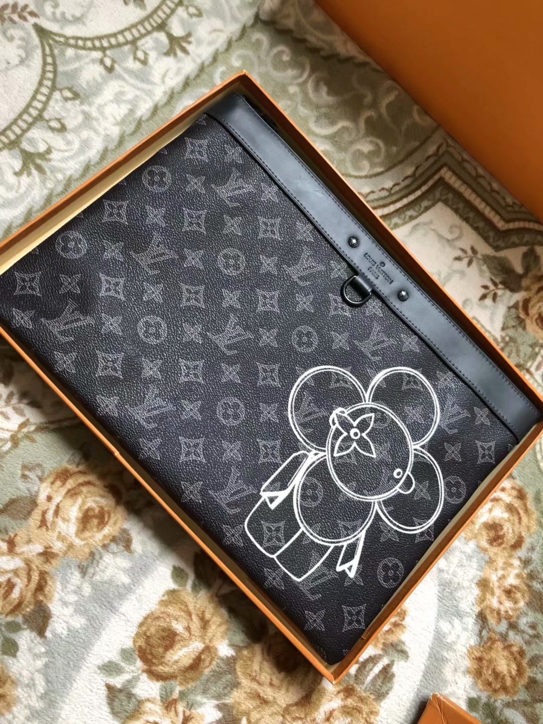 Top Louis Vuitton M62904 Danube Vivienne Monogram Eclipse Forever Black Canvas Men Pouch
