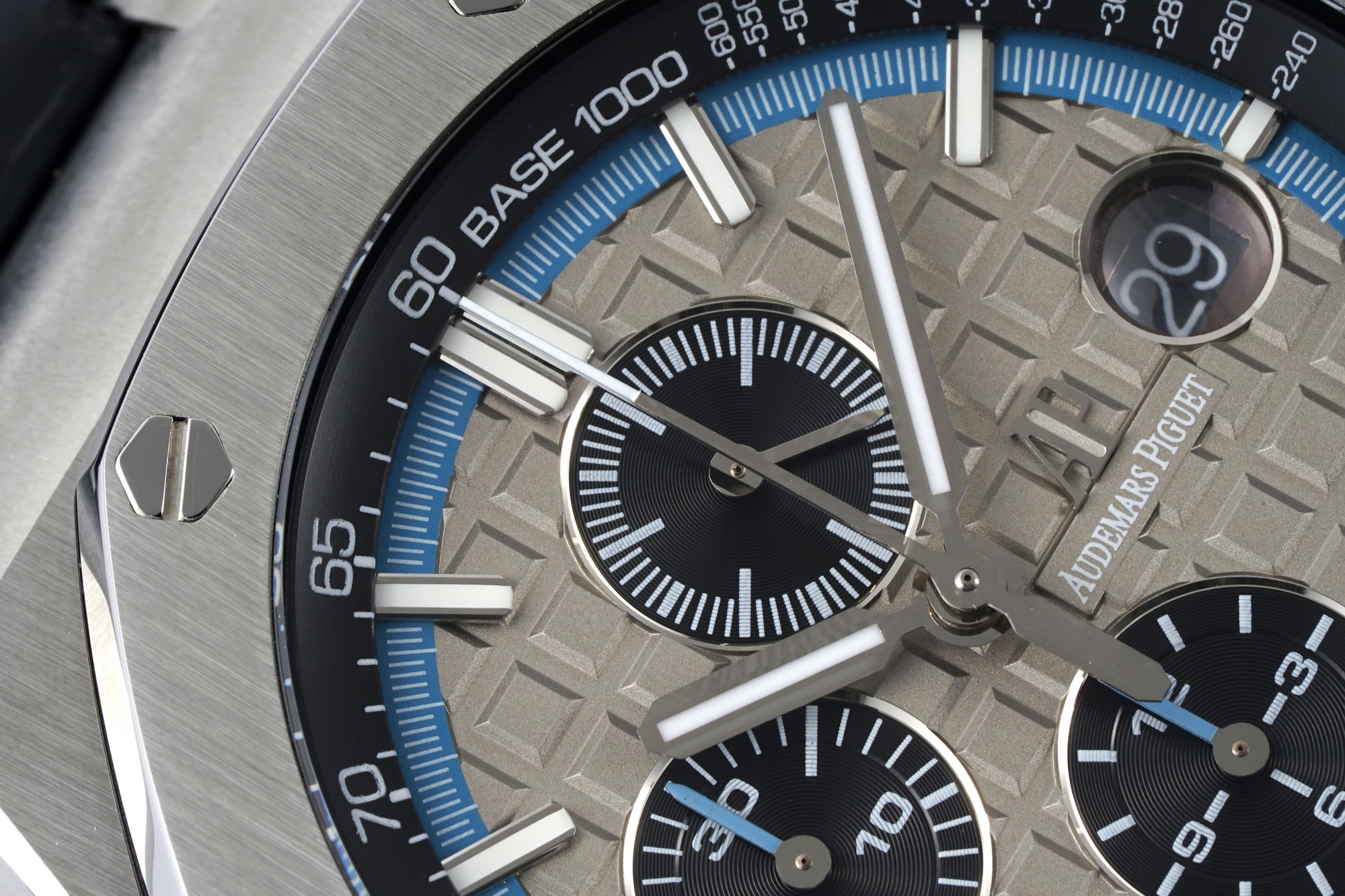 Royal Oak Offshore 44 mm, Grey Ref. 26417BC.OO.A002CR.01