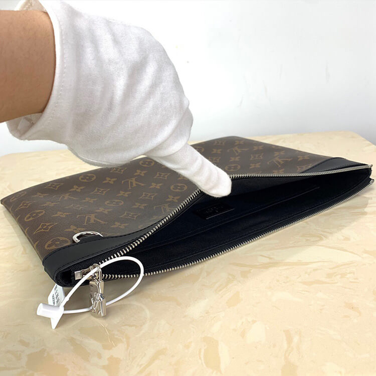 Louis Vuitton Pochette Discovery GM