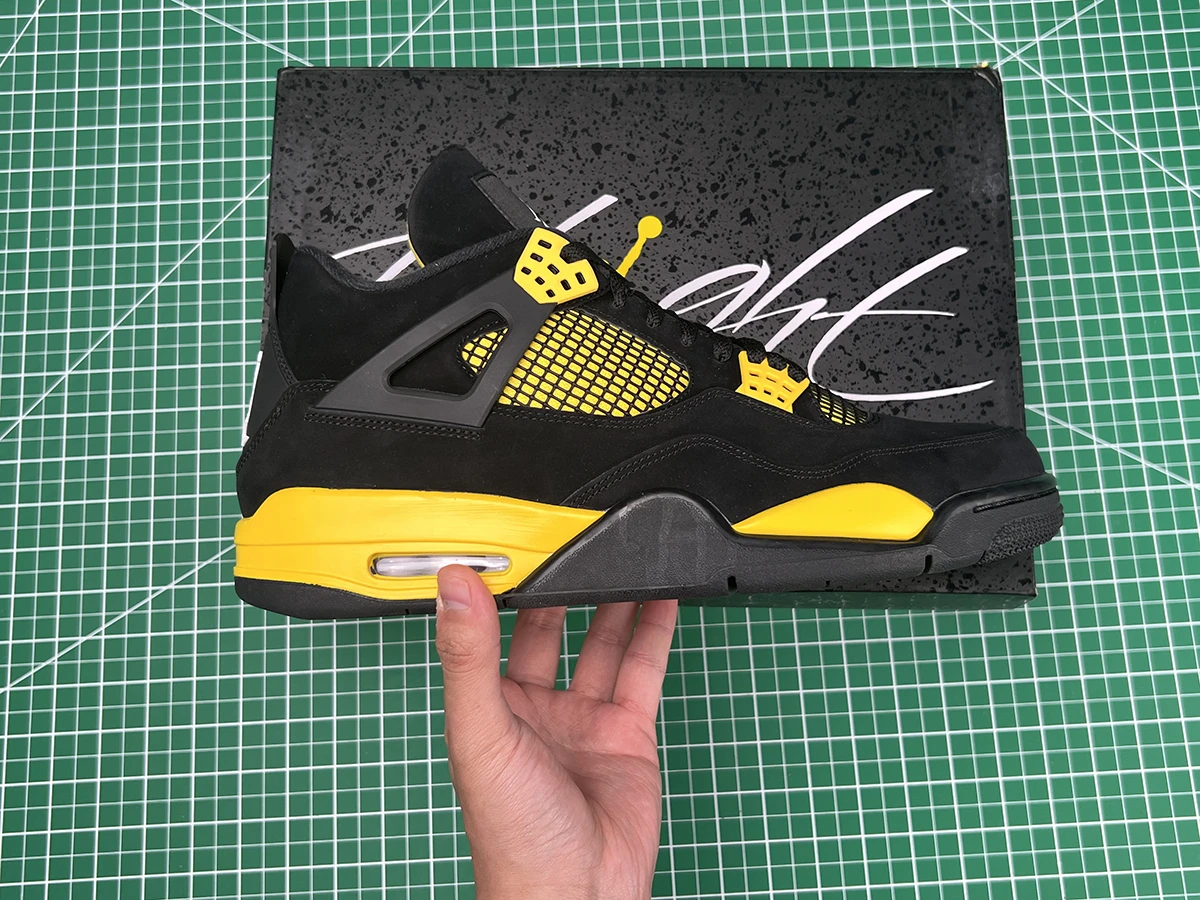 Air Jordan 4 Retro ‘Thunder’ 2023 Quality Reps