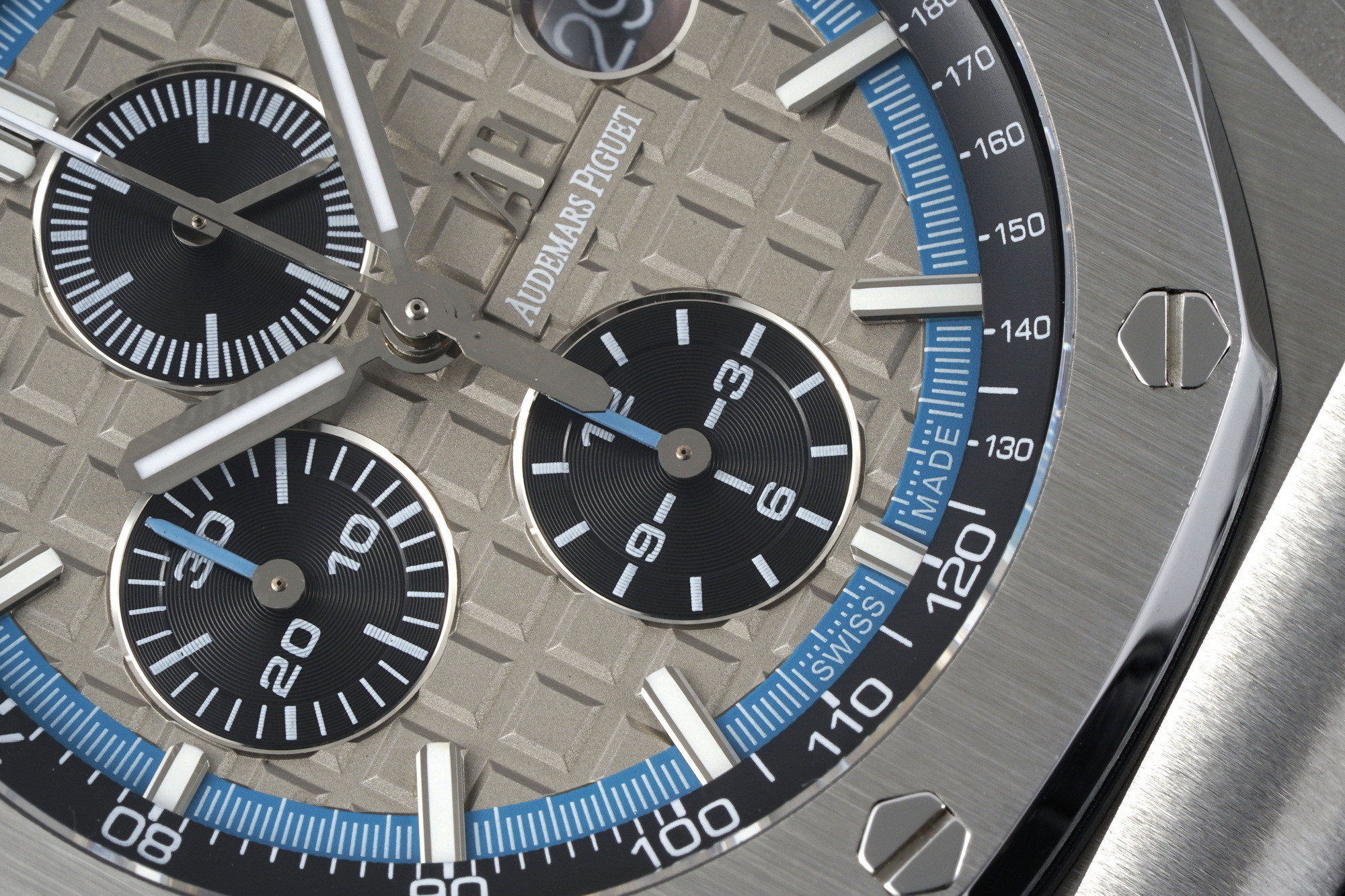 Royal Oak Offshore 44 mm, Grey Ref. 26417BC.OO.A002CR.01