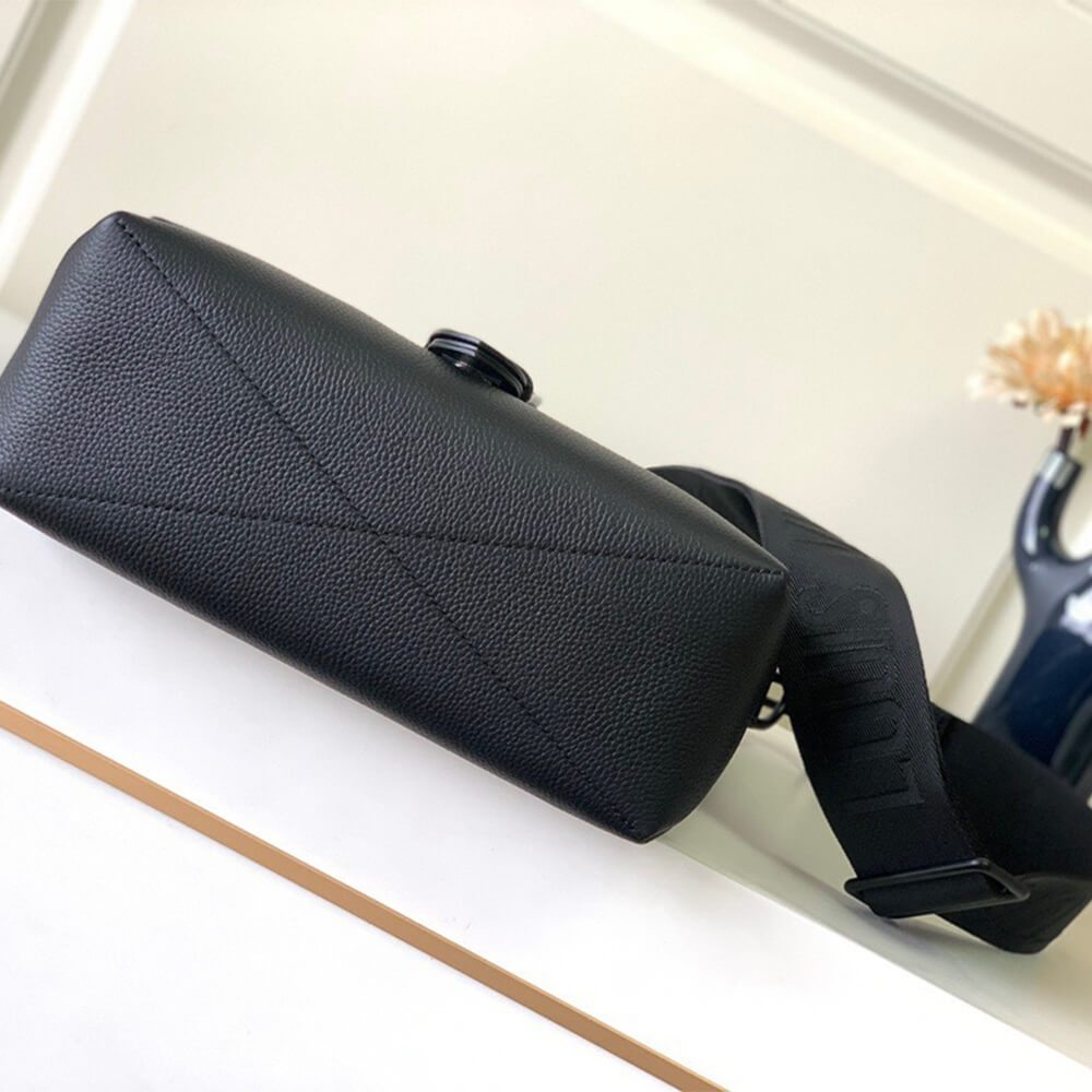 Louis Vuitton SAUMUR MESSENGER