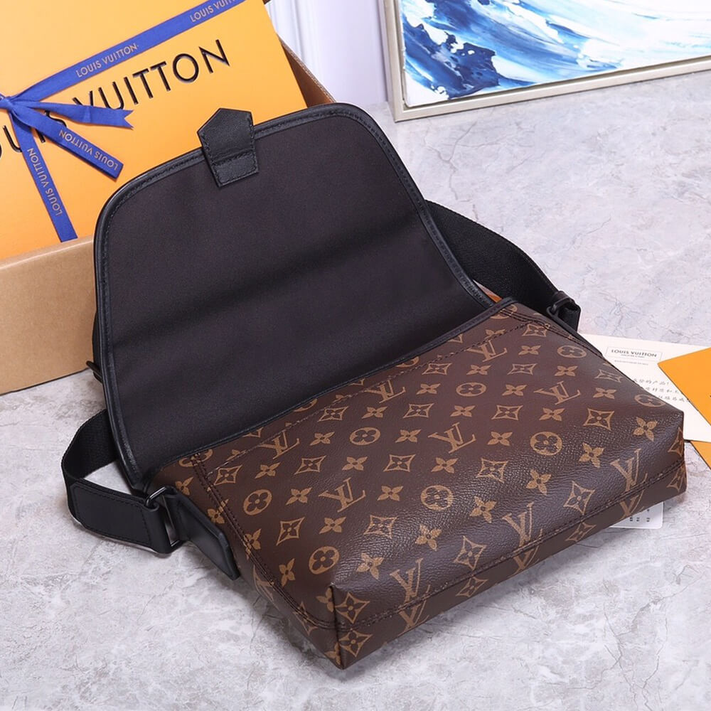 Louis Vuitton MAGNETIC MESSENGER