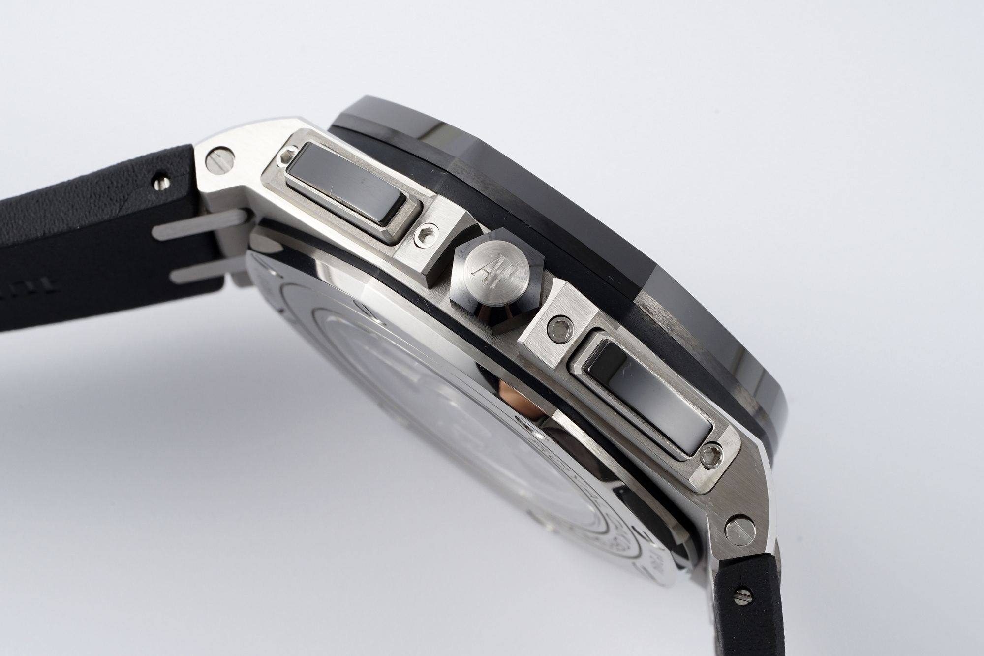 Royal Oak Offshore 44 mm, White Ref. 26400SO.OO.A002CA.01