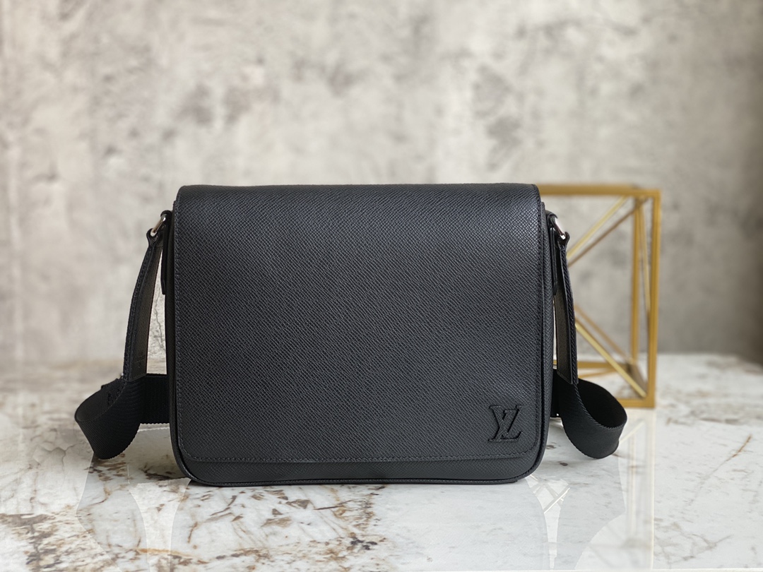 Louis Vuitton M30850 District PM Messenger Bag