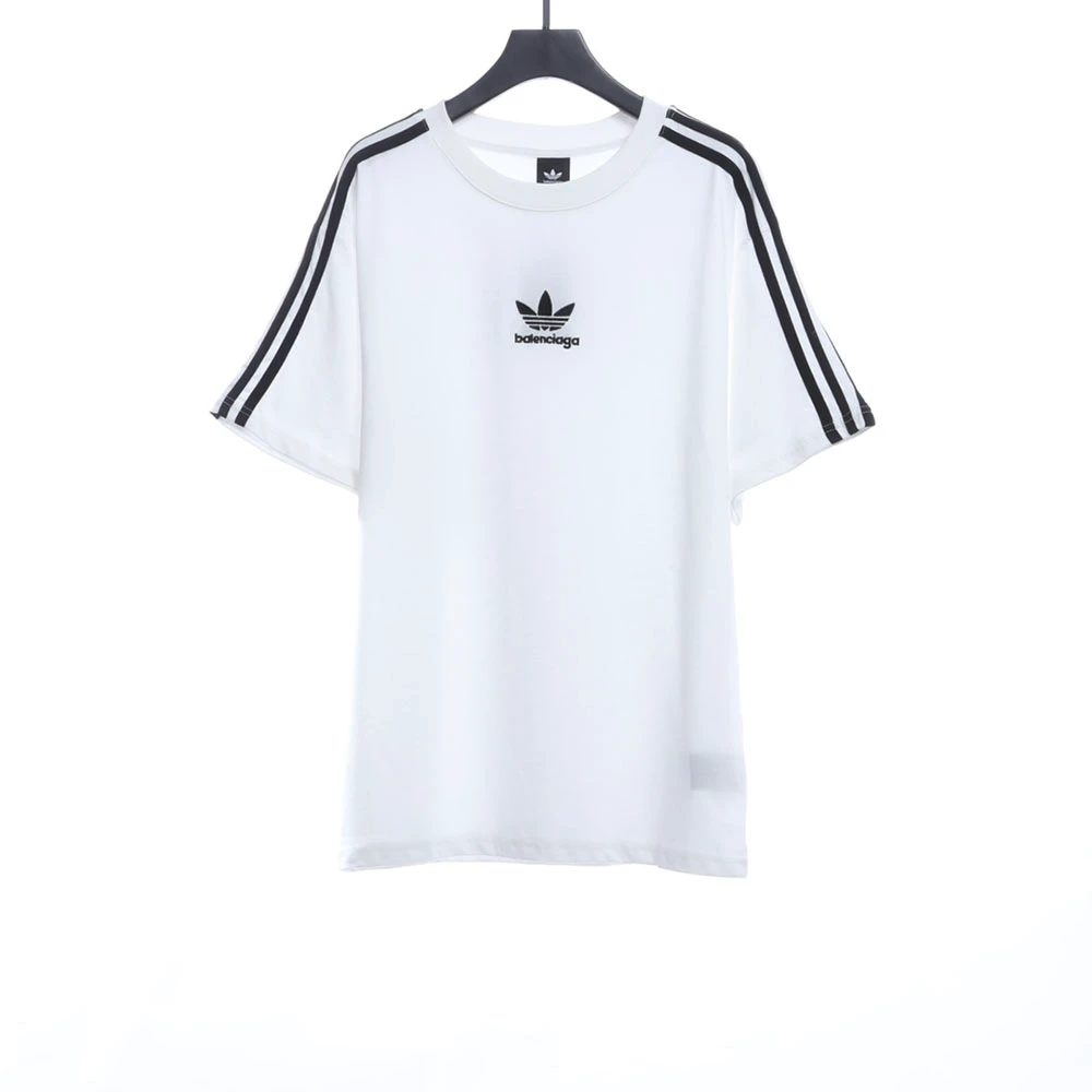 Collaboration embroidered T-shirt