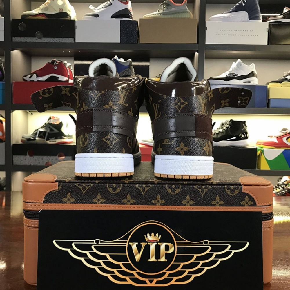 OFF-WHITE X AIR JORDAN 1 CUSTOMS 554724-555