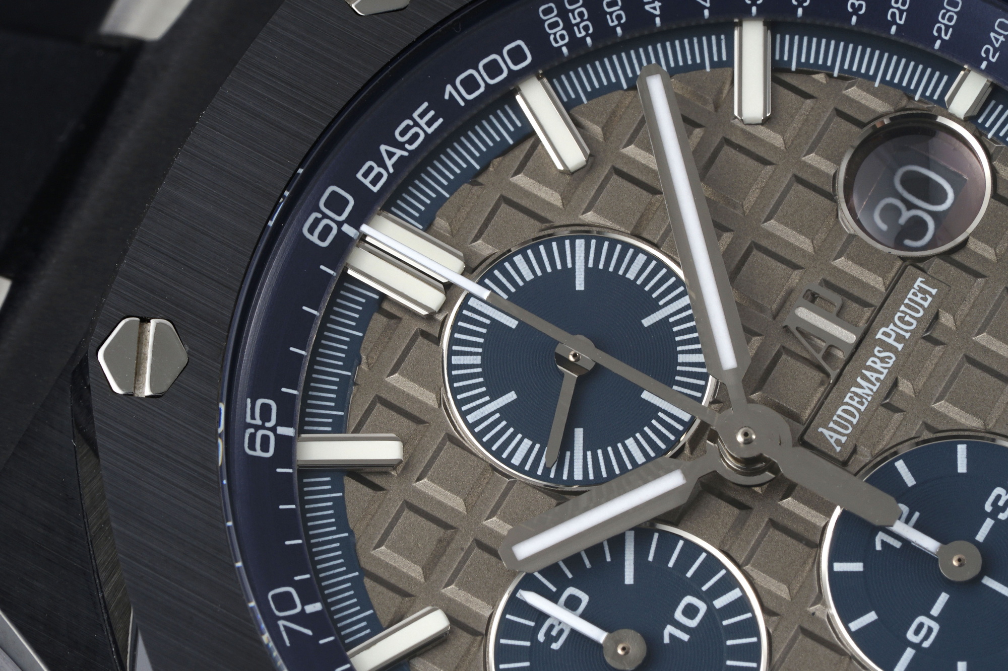 Royal Oak Offshore 44 mm, Grey Ref. 26405CG.OO.A004CA.01