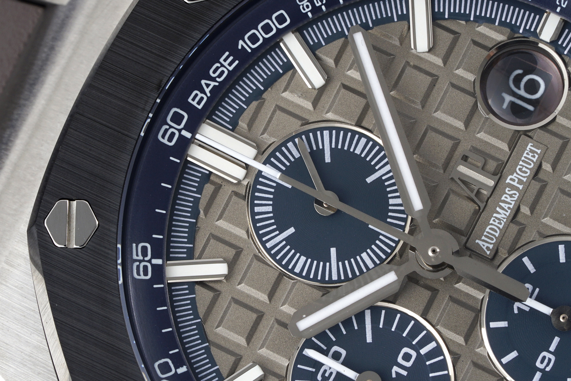 Royal Oak Offshore 44 mm, Grey Ref. 26400IO.OO.A004CA.02