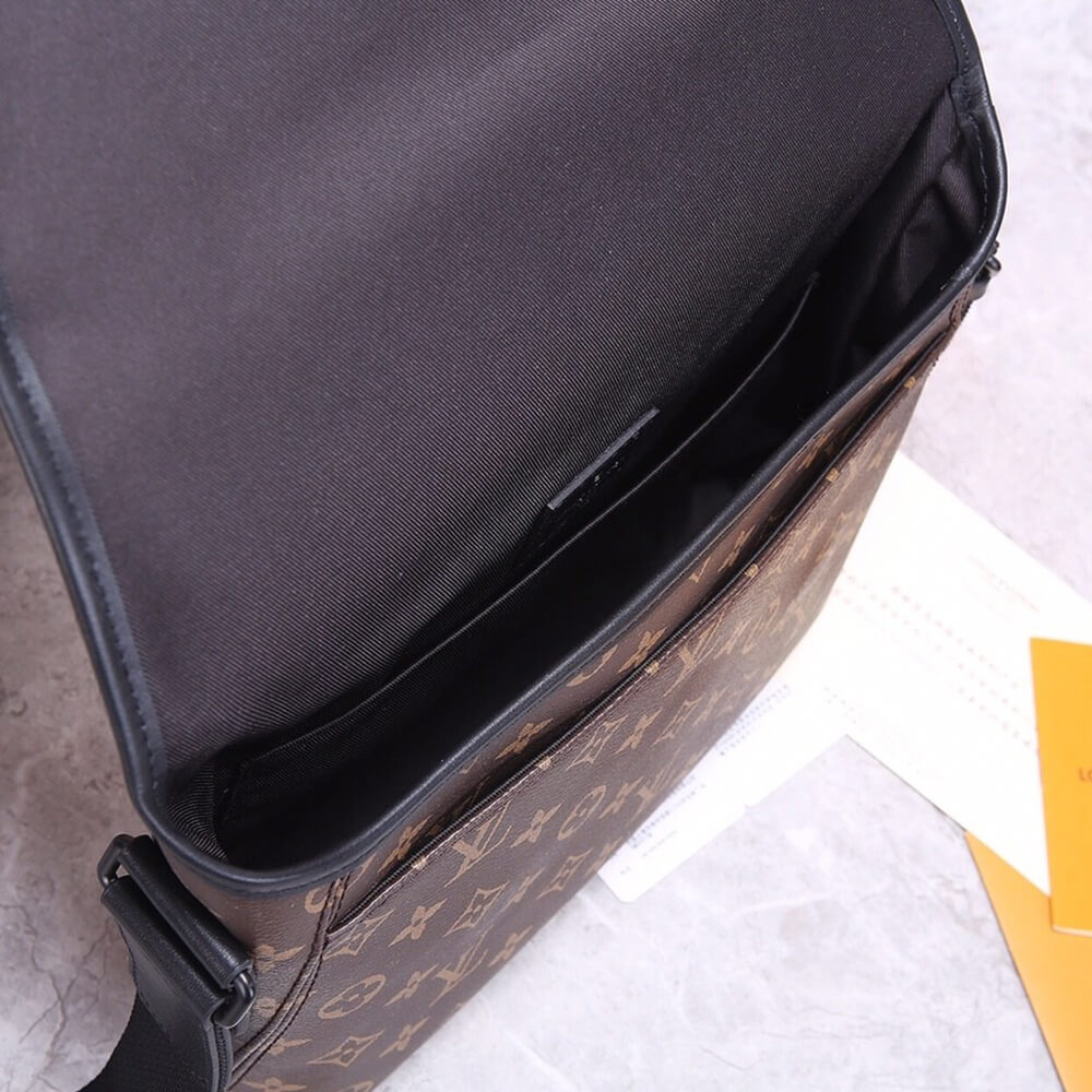 Louis Vuitton MAGNETIC MESSENGER