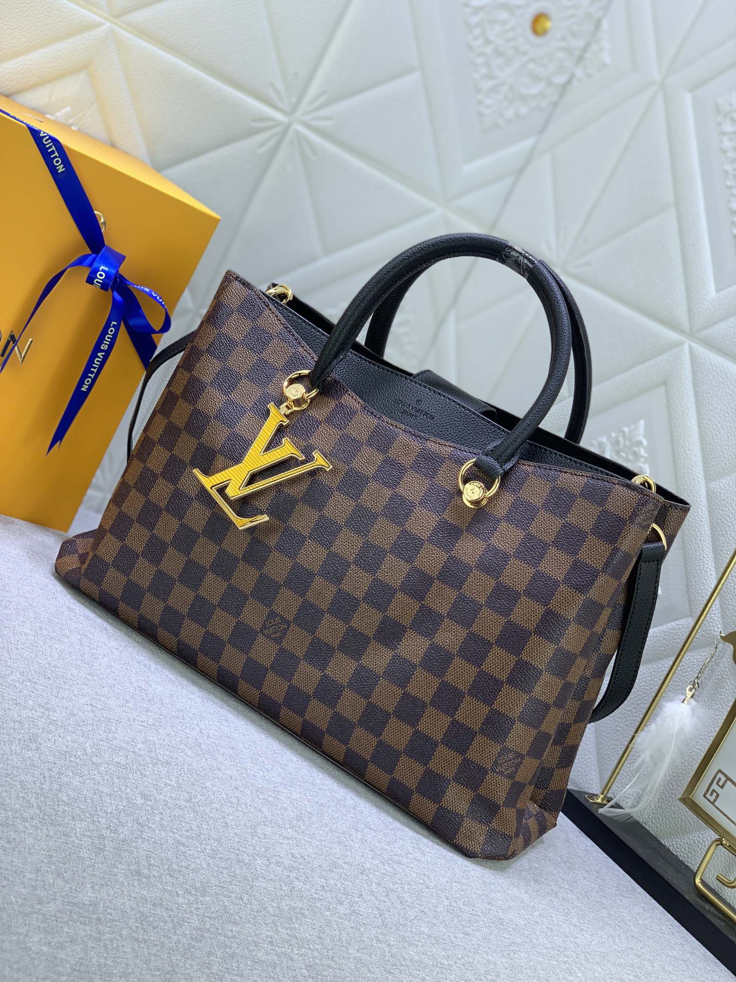 Louis Vuitton RIVERSIDE