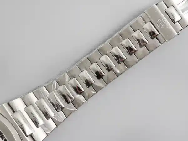 Nautilus 5726/1A-014 Annual Calendar, Moon phases 40.5 mm,Steel