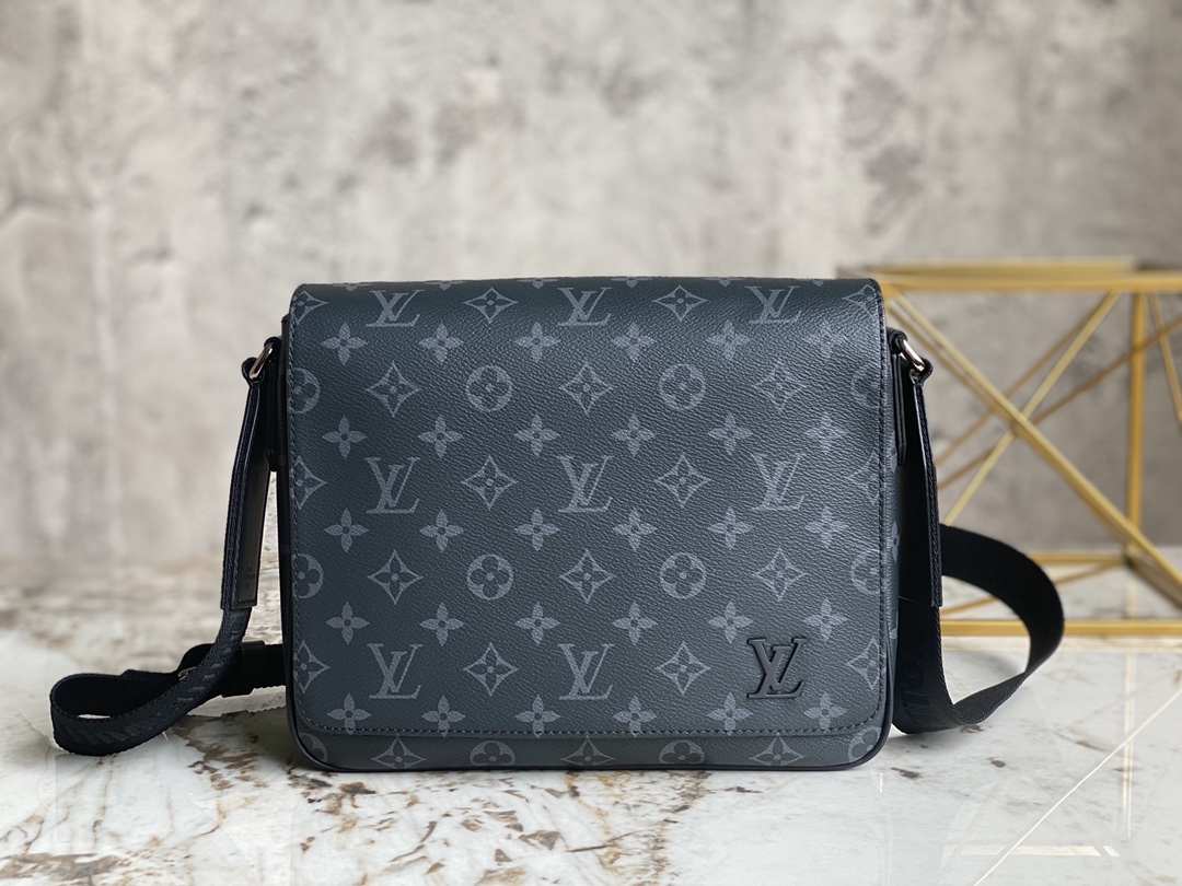 Louis Vuitton M46255 District PM Messenger Bag Monogram Medium Coated Canvas