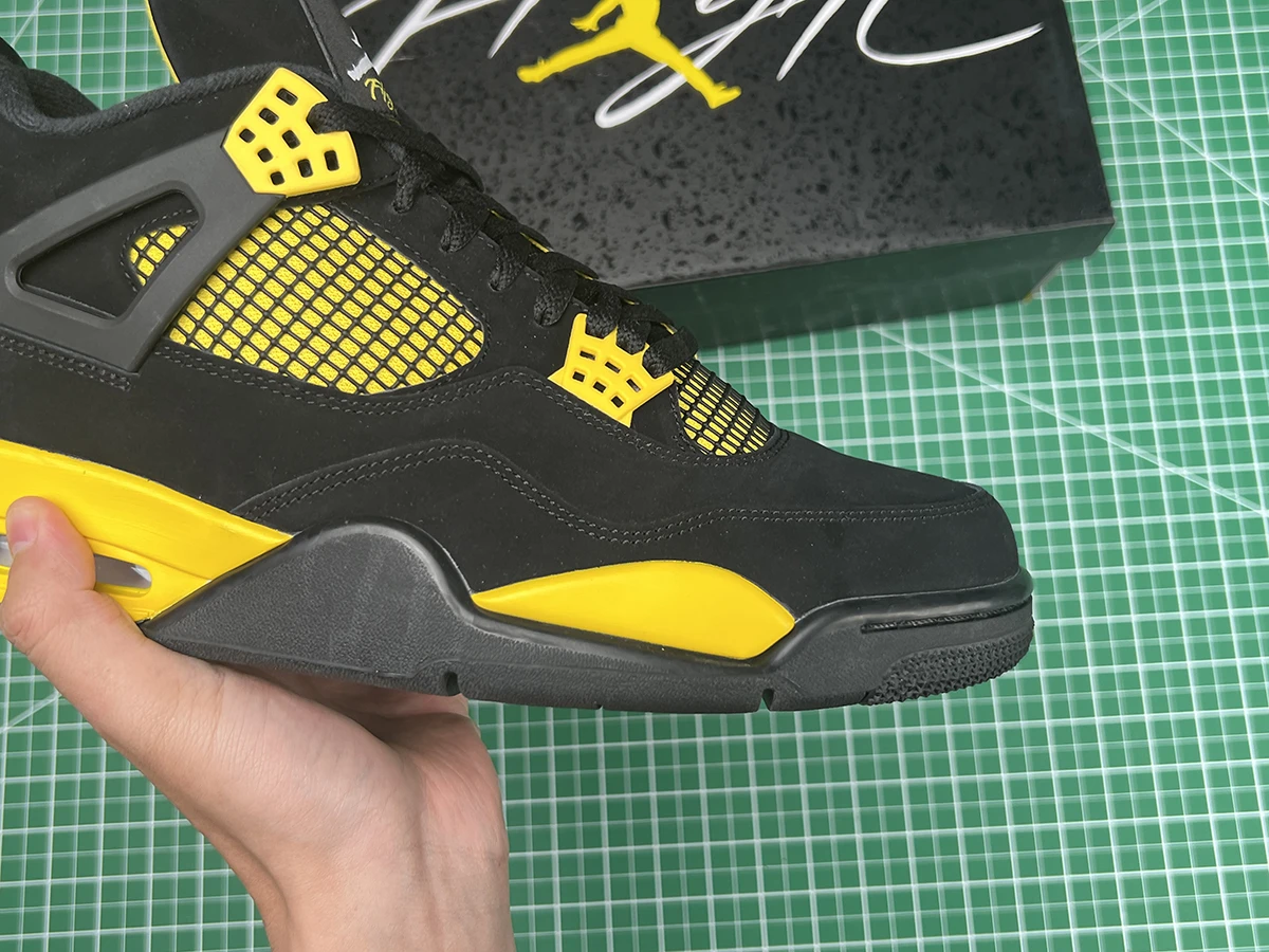 Air Jordan 4 Retro ‘Thunder’ 2023 Quality Reps