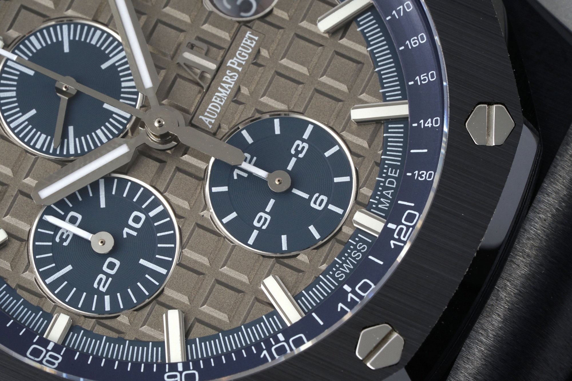 Royal Oak Offshore 44 mm, Grey Ref. 26405CG.OO.A004CA.01