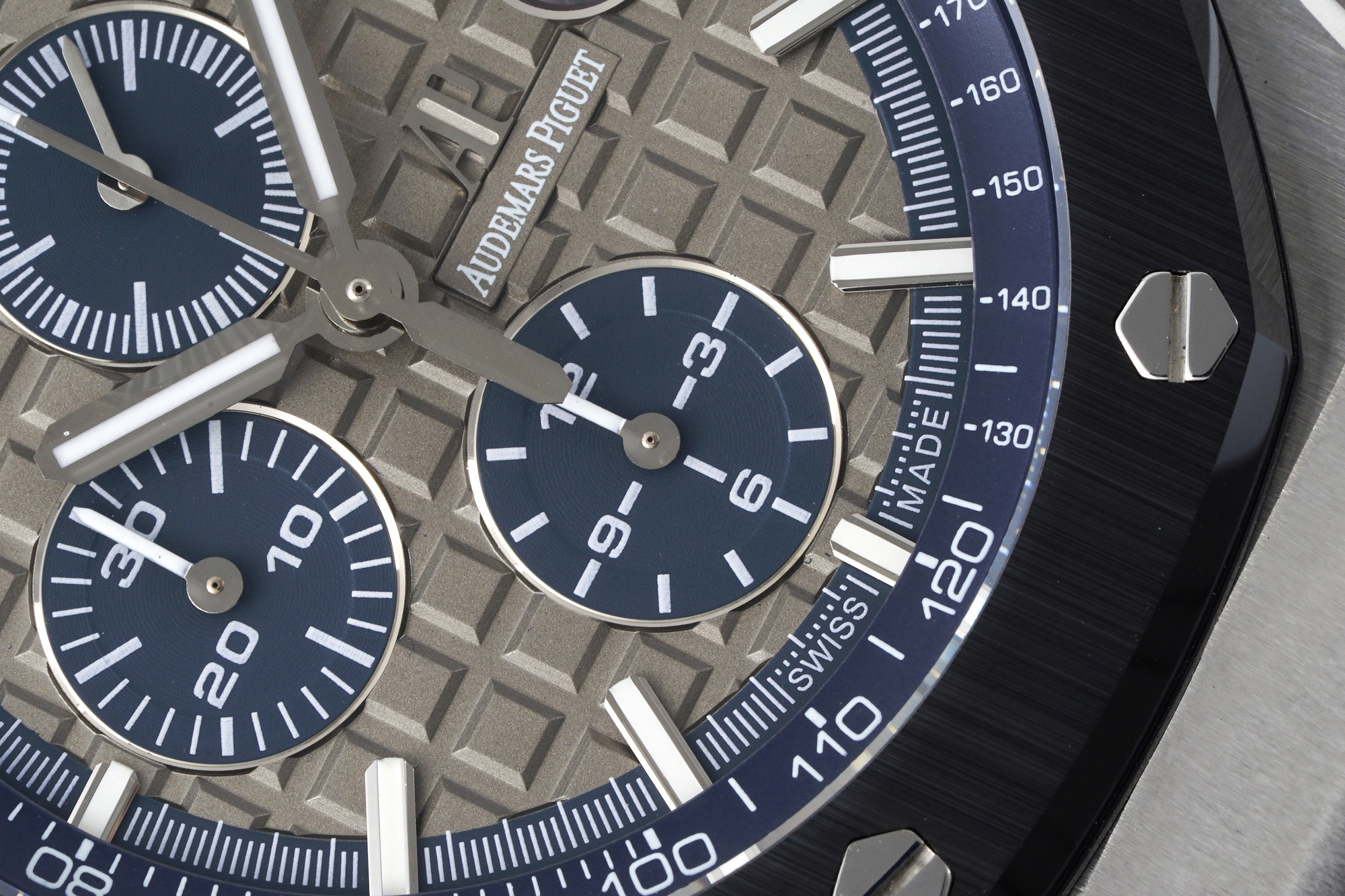 Royal Oak Offshore 44 mm, Grey Ref. 26400IO.OO.A004CA.02