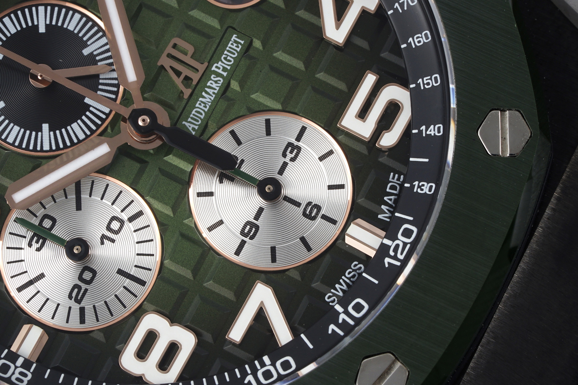Royal Oak Offshore 44 mm, Green Ref. 26405CE.OO.A056CA.01