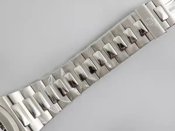 Nautilus 5726/1A-014 Annual Calendar, Moon phases 40.5 mm,Steel