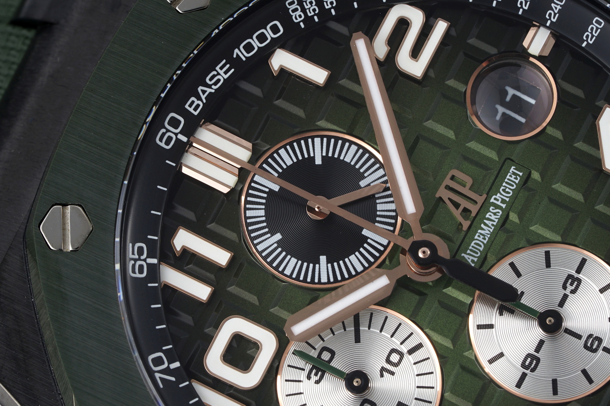 Royal Oak Offshore 44 mm, Green Ref. 26405CE.OO.A056CA.01