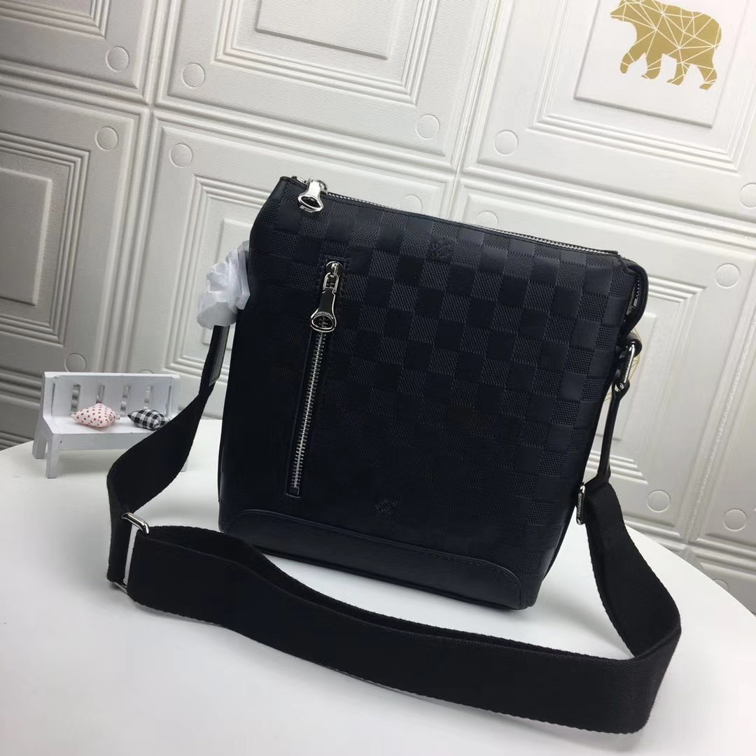 LV Men Discovery Messenger Bag