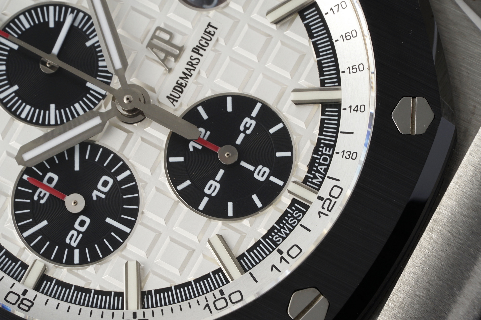 Royal Oak Offshore 44 mm, White Ref. 26400SO.OO.A002CA.01