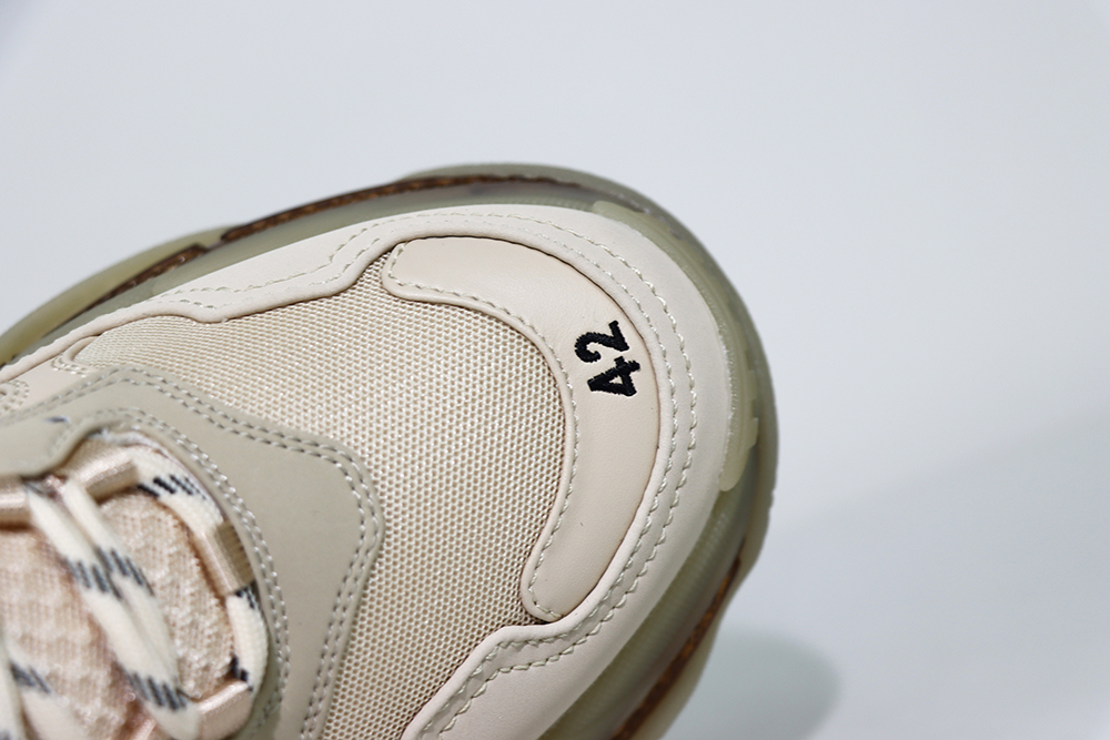 BALENCIAGA TRIPLE S SNEKAER “Milky white”